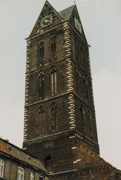 preview Wismar: St. Marien, Westturm mit glasierten Blenden (Foto 1987)